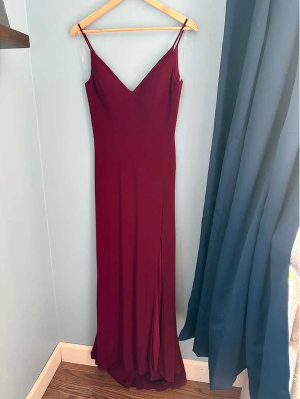 Floor length dress with short train and slit - Women’s US 3/4